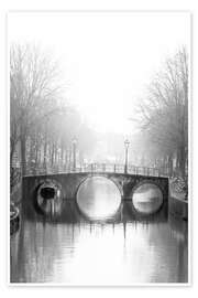Wandbild Nebliger Morgen über einer historischen Kanalbrücke, Amsterdam - George Pachantouris