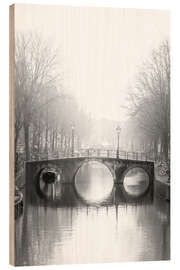 Holzbild Nebliger Morgen über einer historischen Kanalbrücke, Amsterdam - George Pachantouris