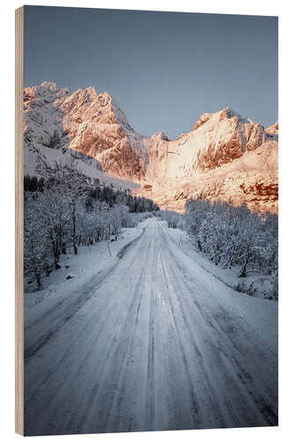 Holzbild Road to Nusfjord, Lofoten Winterlandschaft bei Sonnenaufgang