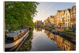 Tableau en bois Sunlight on a calm canal in Amsterdam, Netherlands - George Pachantouris