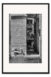 Gerahmter Kunstdruck Italienischer Roller in der Altstadt