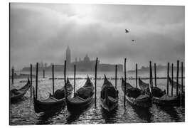 Alubild Gondeln und Kirche an einem nebligen Tag, Venedig, Italien - Matteo Colombo