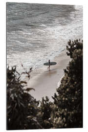 Gallery Print Surfer mit Surfbrett am Strand
