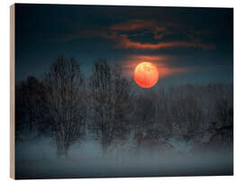 Holzbild Vollmond im November, der hinter einem nebligen Wald aufsteigt