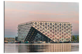 Alubild Modernes Gebäude Spiegelung auf dem Meer - George Pachantouris