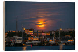 Holzbild Vollmond geht über einem modernen Haus auf - George Pachantouris