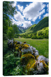 Leinwandbild Mossige Steinmauer im Tal der grünen Berge - Stefan Becker