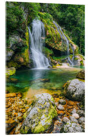 Acrylglasbild Kristallklarer Wasserfall im grünen Bergidyll