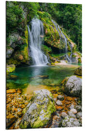 Alubild Kristallklarer Wasserfall im grünen Bergidyll