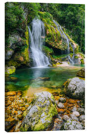 Leinwandbild Kristallklarer Wasserfall im grünen Bergidyll