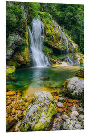 Hartschaumbild Kristallklarer Wasserfall im grünen Bergidyll