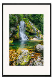 Gerahmter Kunstdruck Kristallklarer Wasserfall im grünen Bergidyll
