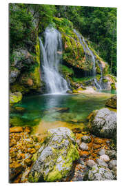 Gallery Print Kristallklarer Wasserfall im grünen Bergidyll