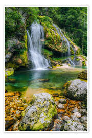Poster Kristallklarer Wasserfall im grünen Bergidyll