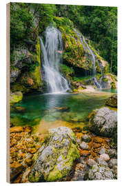 Holzbild Kristallklarer Wasserfall im grünen Bergidyll