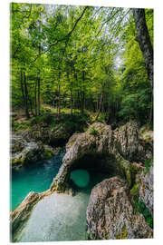Acrylglasbild Magische Steinbrücke im smaragdgrünen Waldparadies - Stefan Becker