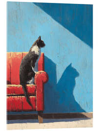 Acrylglasbild Katze sitzt auf einem roten Sofa