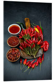 Acrylglasbild Scharfe Chilis mit Gewürzen auf dunklem Schiefer - Thomas Klee