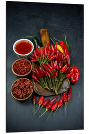 Alubild Scharfe Chilis mit Gewürzen auf dunklem Schiefer - Thomas Klee