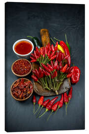 Leinwandbild Scharfe Chilis mit Gewürzen auf dunklem Schiefer - Thomas Klee