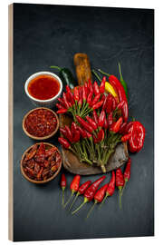 Holzbild Scharfe Chilis mit Gewürzen auf dunklem Schiefer - Thomas Klee
