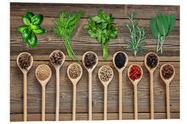 Hartschaumbild Frische Kräuter und bunte Gewürze auf Holz - Thomas Klee