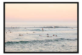 Gerahmter Kunstdruck Surfer im Meer bei Sonnenuntergang