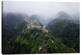 Leinwandbild Mysteriöses Dorf auf Madeira, in Wolken gehüllt - Martin Podt
