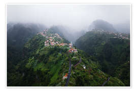 Wandbild Mysteriöses Dorf auf Madeira, in Wolken gehüllt - Martin Podt