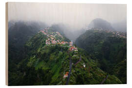 Holzbild Mysteriöses Dorf auf Madeira, in Wolken gehüllt - Martin Podt