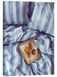 Leinwandbild Sonntag im Bett mit Kaffee und Croissant - Ohkimiko