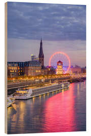 Holzbild Riesenrad in der Düsseldorfer Altstadt am Abend - Michael Valjak