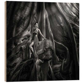 Holzbild Frau und der alte Baum