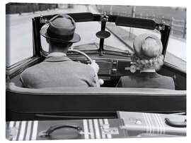 Leinwandbild Rückansicht eines Paares im Cabrio, 1940er Jahre